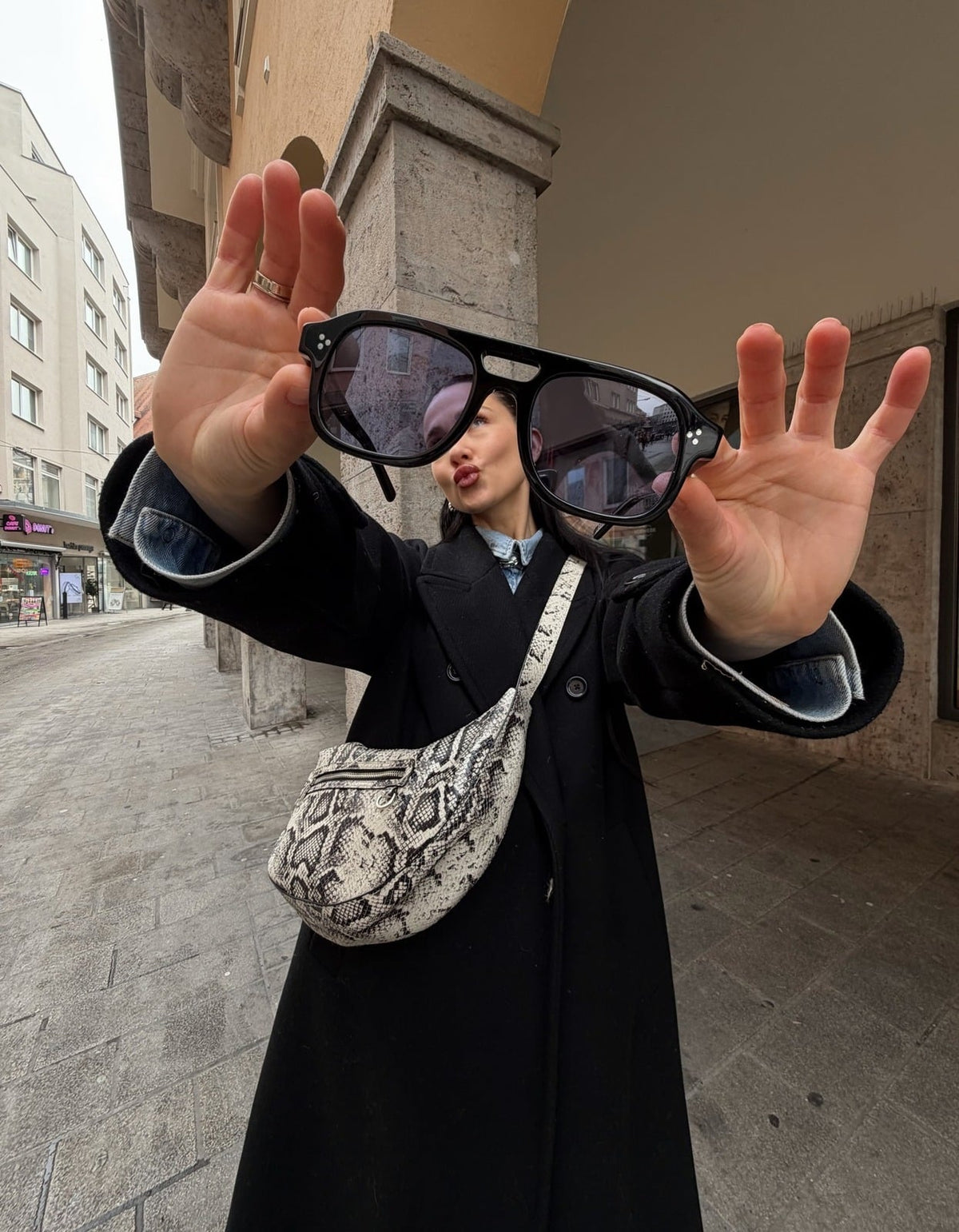 Model wearing STRATO. - Azzurro